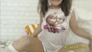 Няшная девка с хвостиками для папы перед камерой ебёт себя в попу и писю дилдо