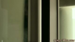 Тёлка приехала в гости к подруге лесбиянке и тут же получила от неё мастурбацию пальчиками