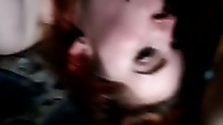 Мужик большим писюном трахнул рыжую девушку сына в маленький рот