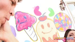 Брюнетка у бассейна принимает в жопу толстый хуй и ловит ротиком вкусную сперму