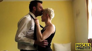 Коротко стриженная блондинка глубоко глотает член мужчины со щетиной и сношается с ним