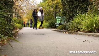 В конце эротической фотосессии фотограф выебал модель в задний проход