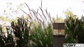 Горячий отчим активно выебал свою милую падчерицу в попку