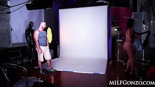 Съемка отменилась и фотограф трахнул модель на диване в зале