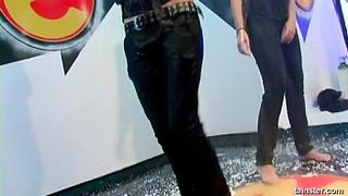 Толпа мокрых шлюшек в одежде и без пляшут на танцполе под громкую музыку