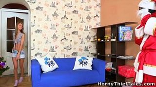 Русская девка жёстко трахается возле ёлки с грабителем