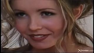 Модель демонстрирует тело и трахается с чернокожим во все дыры