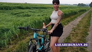 Баба с короткими волосами трахает себя дилдо во время поездки на велосипеде