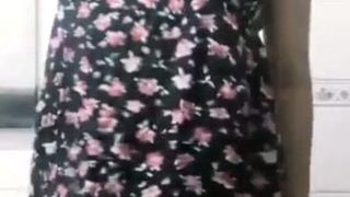 Беременная тёлка в ванной и в комнате ебёт себя зубной щёткой и бутылкой