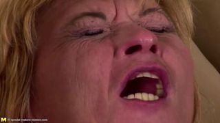 Групповуха с жирными бабами с поревом на диване и писсингом на полу