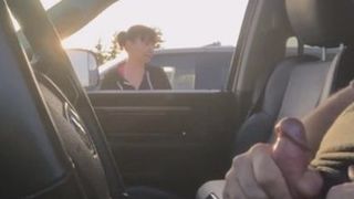 Мужики дрочат в машине до оргазма на глазах у симпатичных тёлок