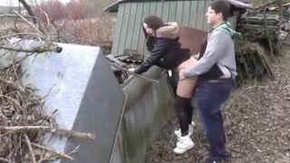 Жирный пацан трахает свою лучшую подругу раком и в миссионерской позе