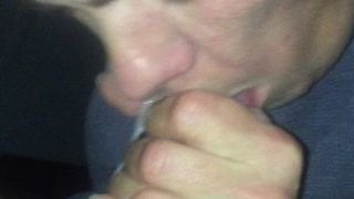 Пьяная бомжиха наполняет рот спермой после отсоса на улице