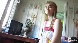 Худая сестра ублажает возбуждённого сводного брата отсосом