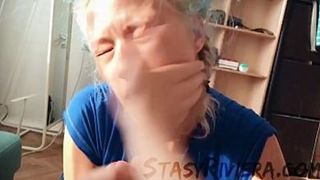 Чувак наполняет рот блондинки спермой после продолжительного глубокого заглота