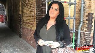 Пышногрудая толстая брюнетка трахается с мужиком за деньги